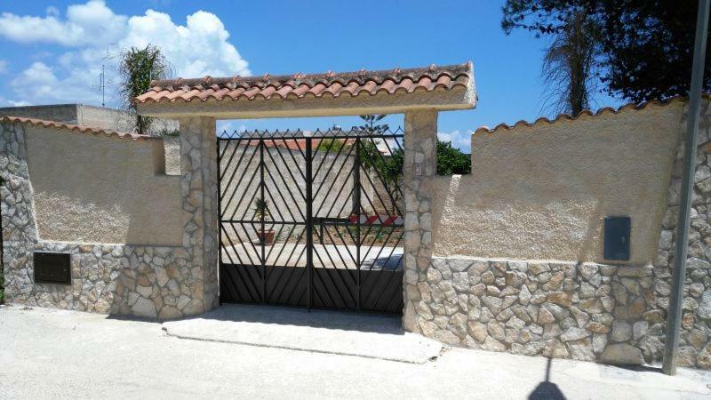 Вилла Casa Vacanze Mediterraneo Тре-Фонтане Экстерьер фото